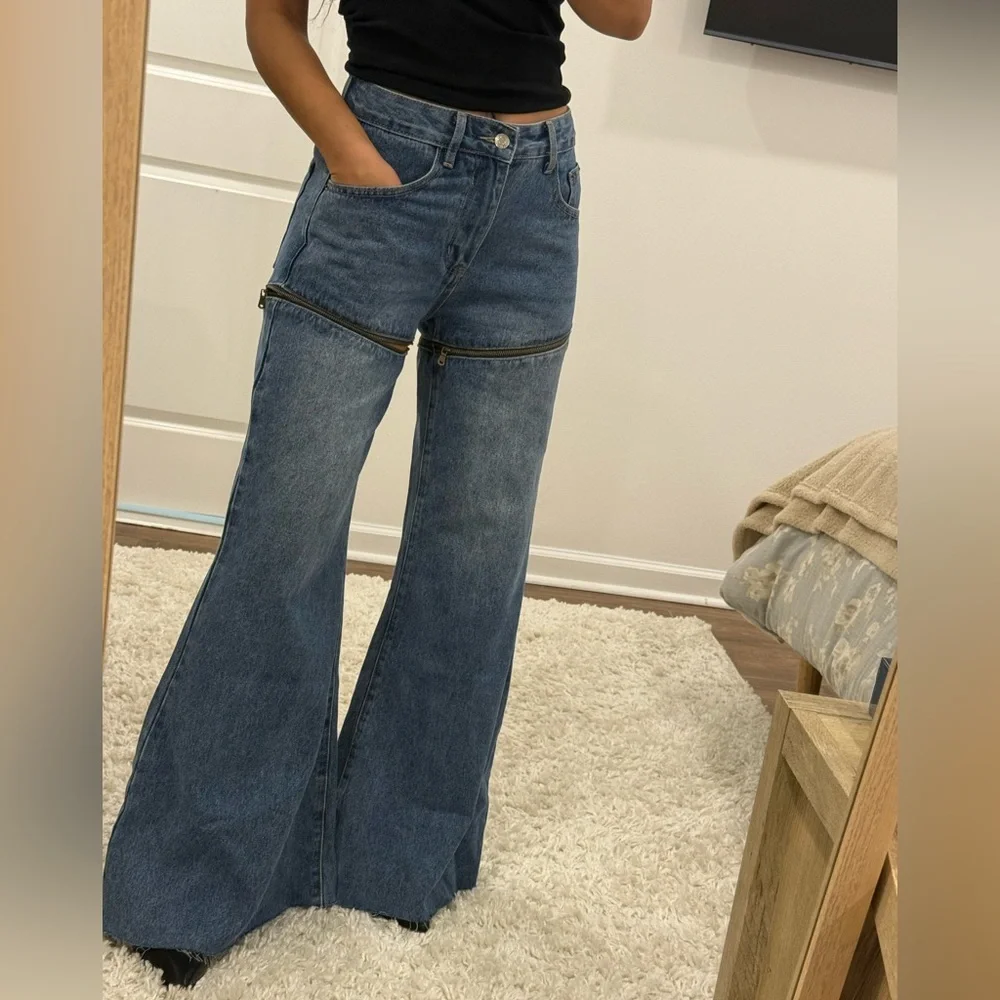 Chic Denim Flare Jeans - Picture 2 of 5
